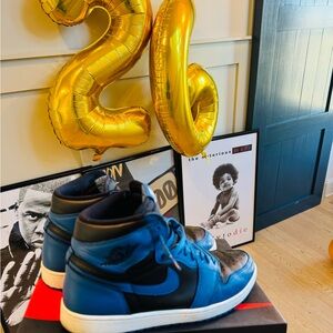 Retro Jordan 1 high OG//Jordan Sneakers in royal Blue and Black